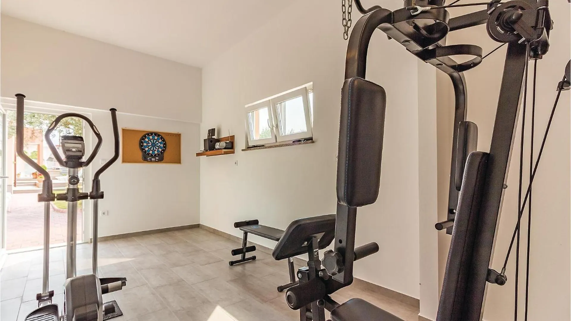 3 Bedroom Cozy Home In Galižana