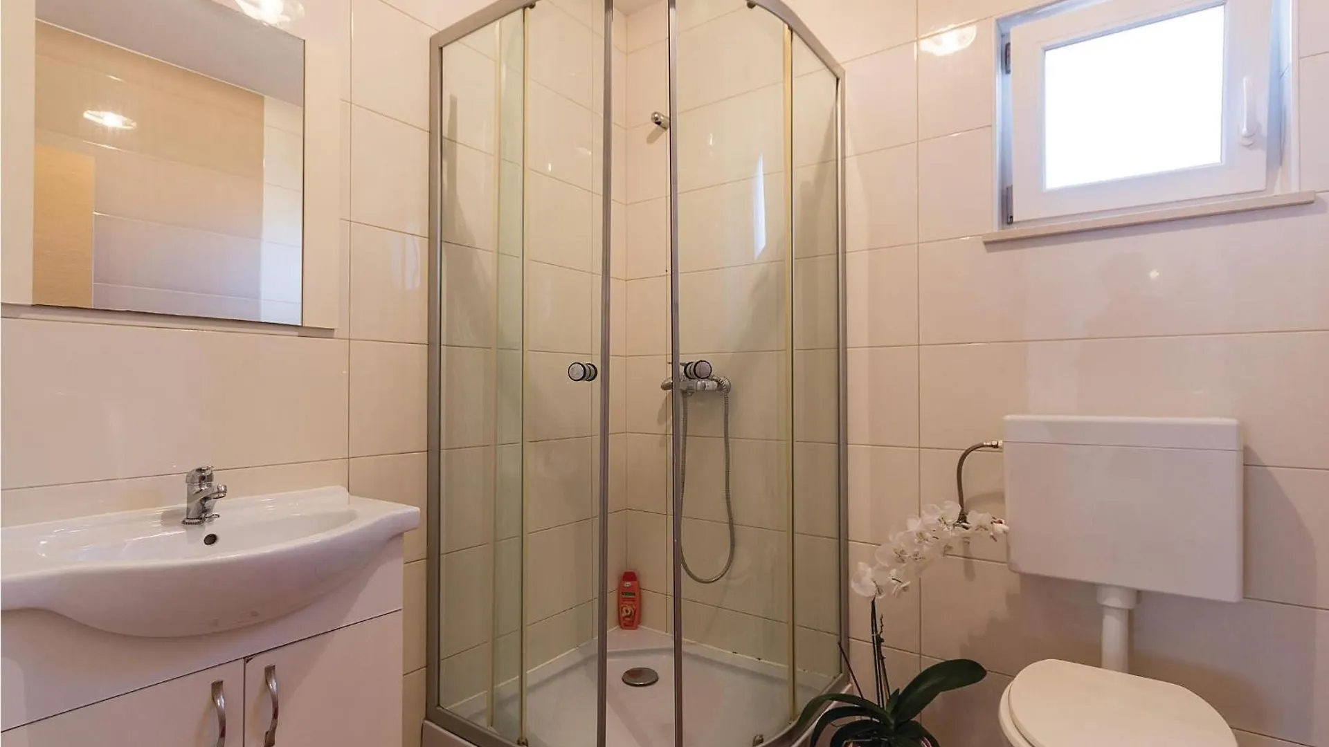 3 Bedroom Cozy Home In Galižana 0*,