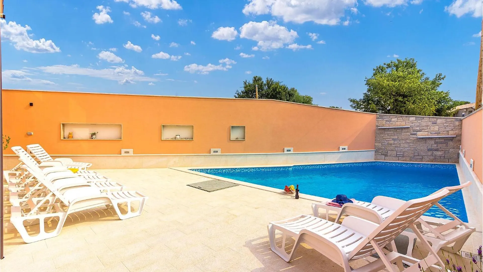 3 Bedroom Cozy Home In Galižana