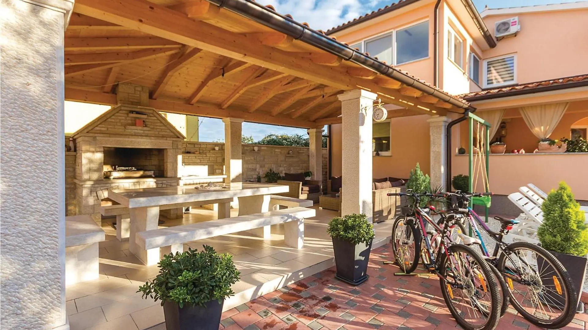 3 Bedroom Cozy Home In Galižana 0*,